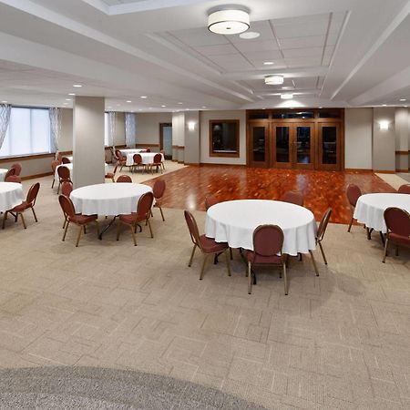 Hotel Ramada By Wyndham Milwaukee Extérieur photo