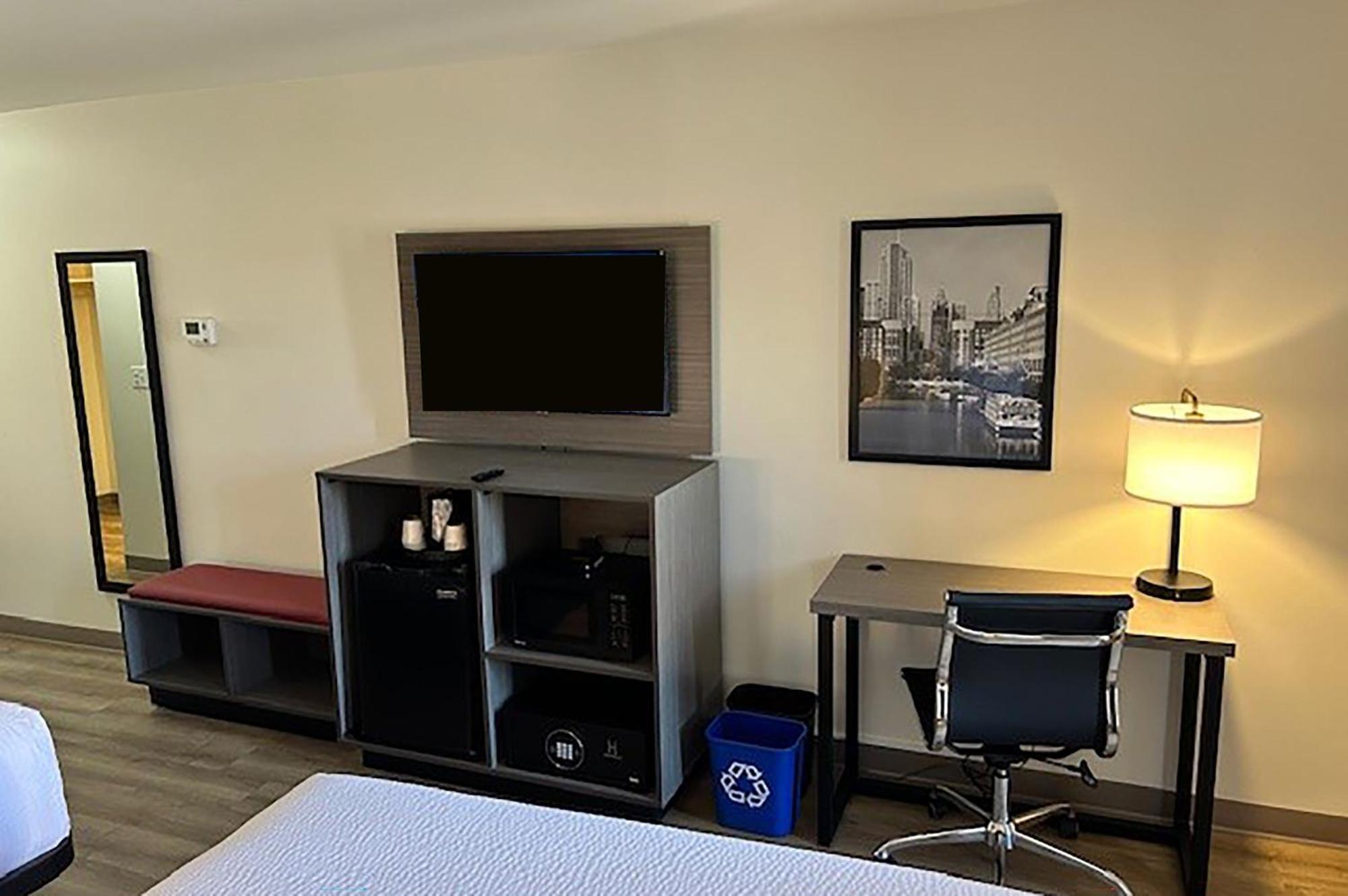 Hotel Ramada By Wyndham Milwaukee Extérieur photo
