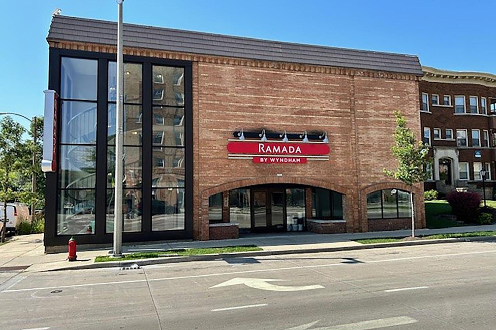 Hotel Ramada By Wyndham Milwaukee Extérieur photo