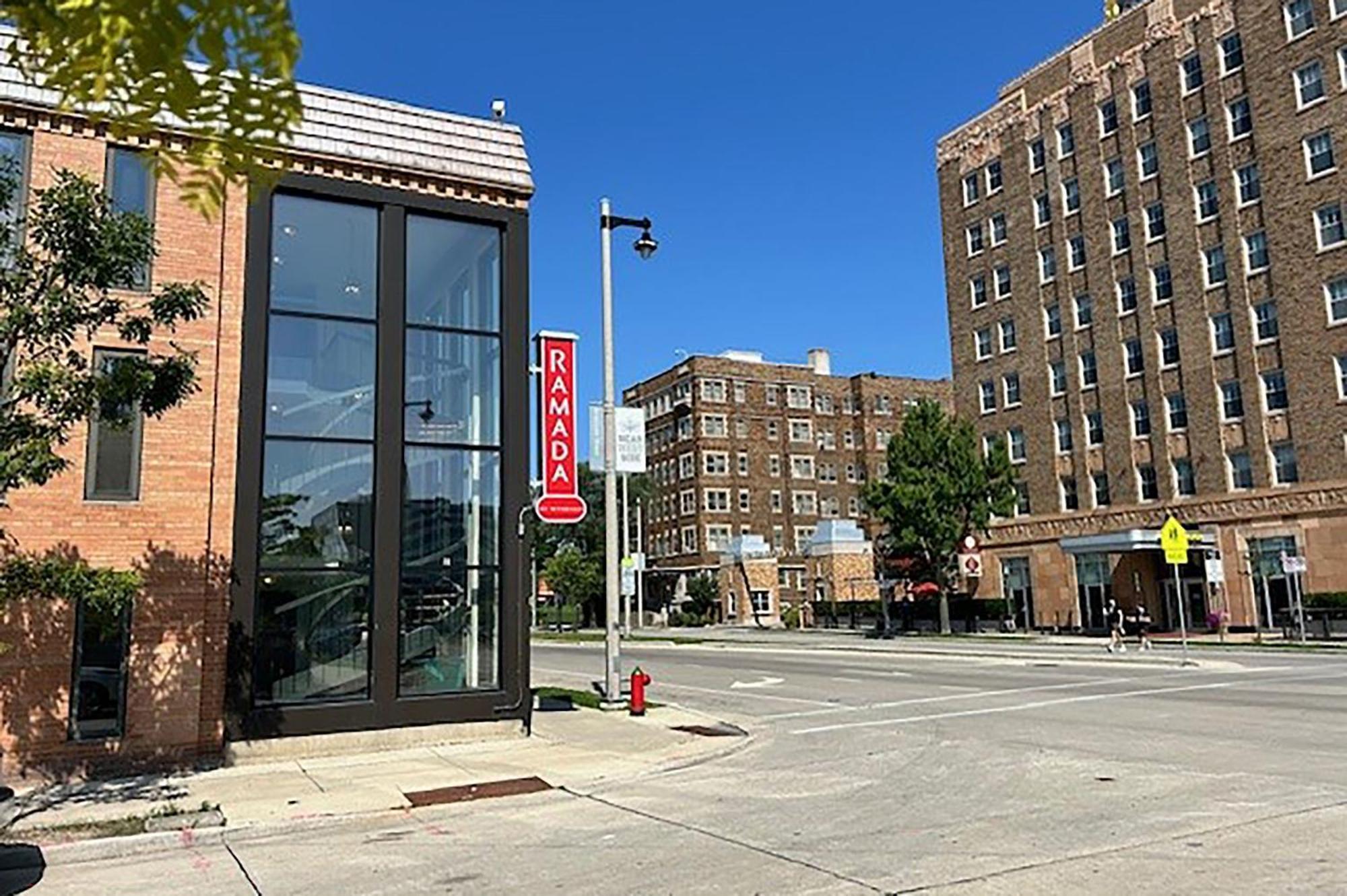 Hotel Ramada By Wyndham Milwaukee Extérieur photo