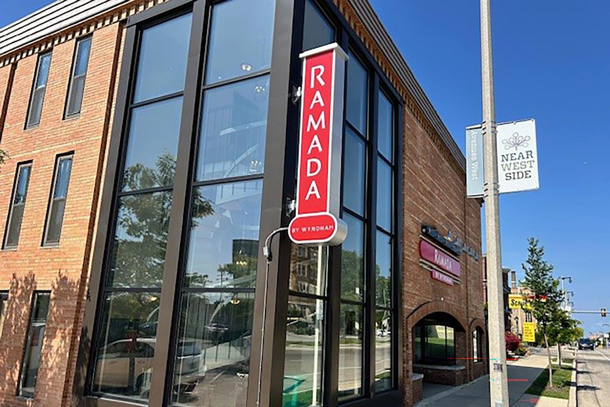 Hotel Ramada By Wyndham Milwaukee Extérieur photo