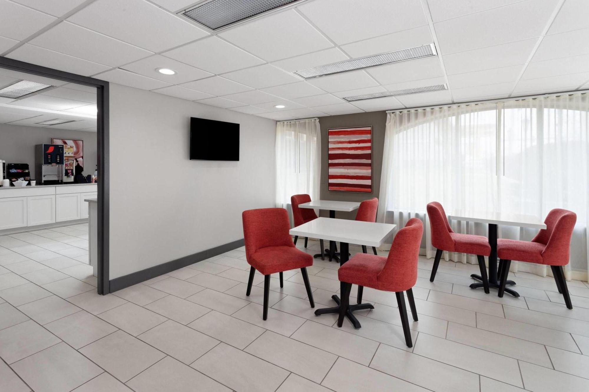 Hotel Ramada By Wyndham Milwaukee Extérieur photo