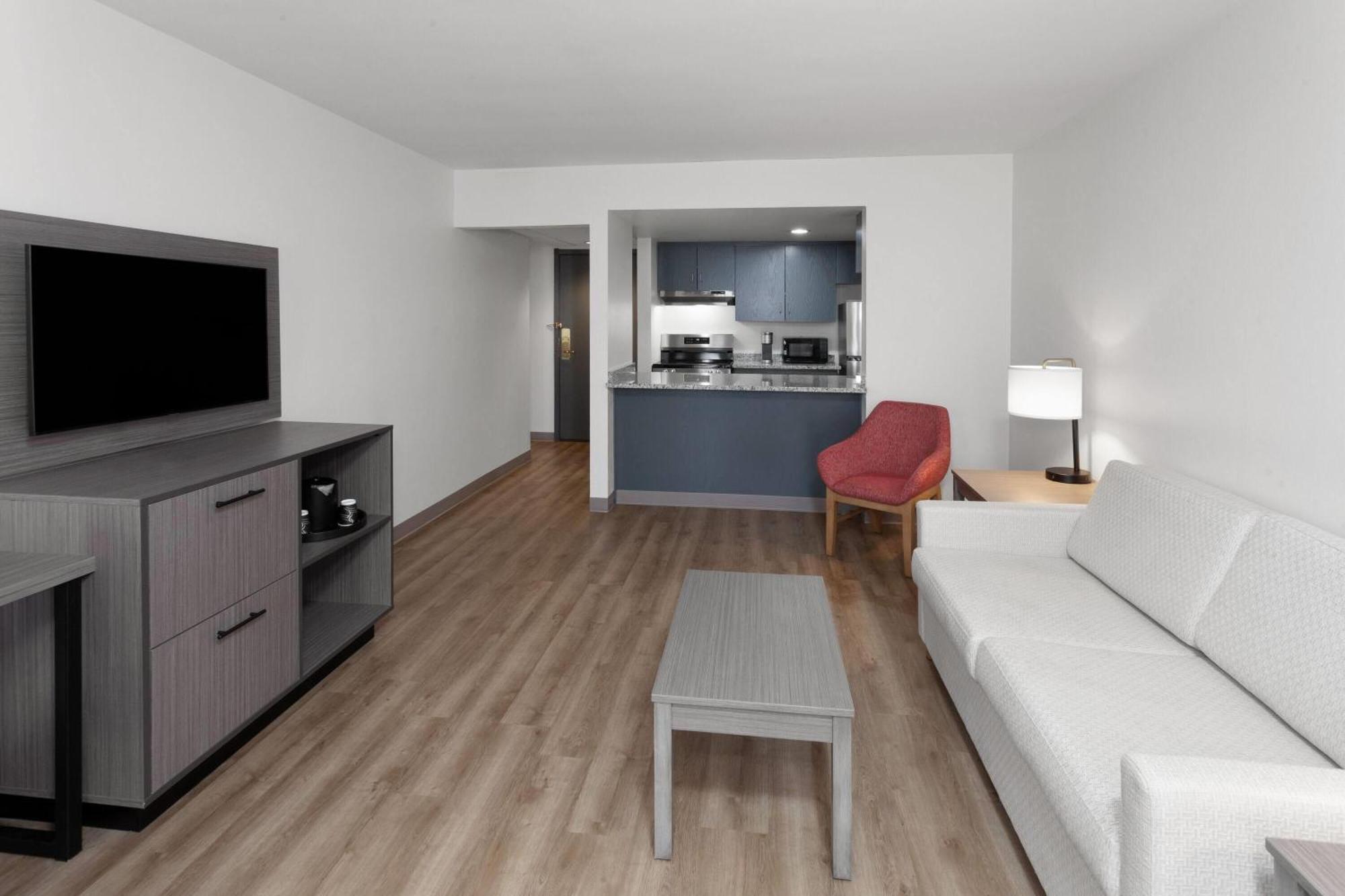 Hotel Ramada By Wyndham Milwaukee Extérieur photo