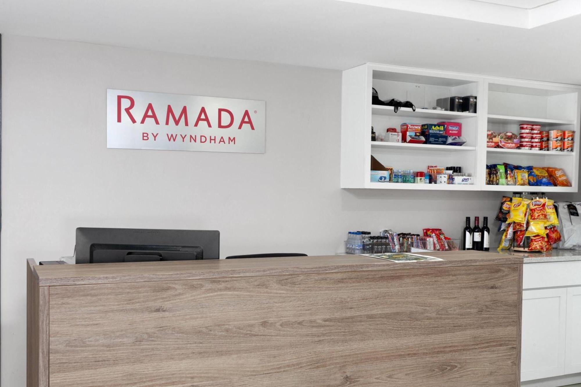 Hotel Ramada By Wyndham Milwaukee Extérieur photo