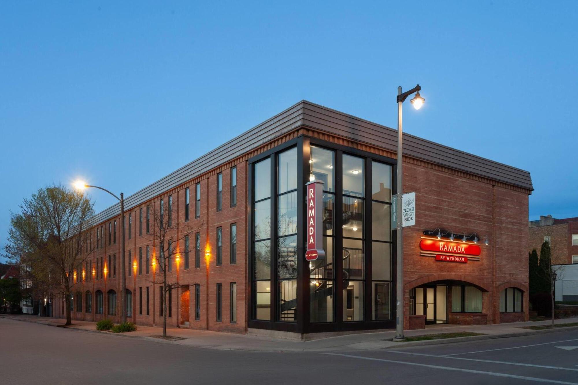 Hotel Ramada By Wyndham Milwaukee Extérieur photo