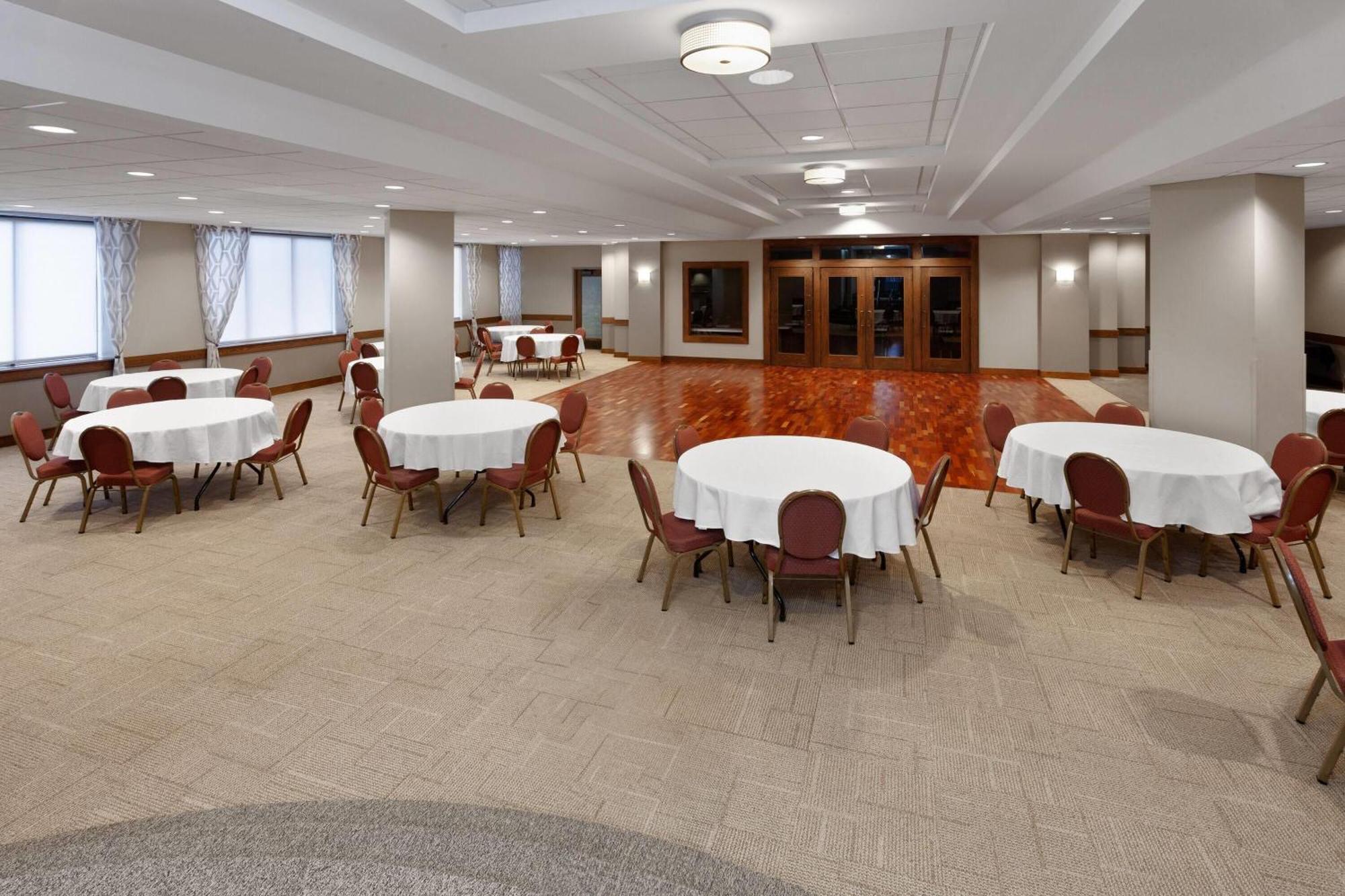Hotel Ramada By Wyndham Milwaukee Extérieur photo